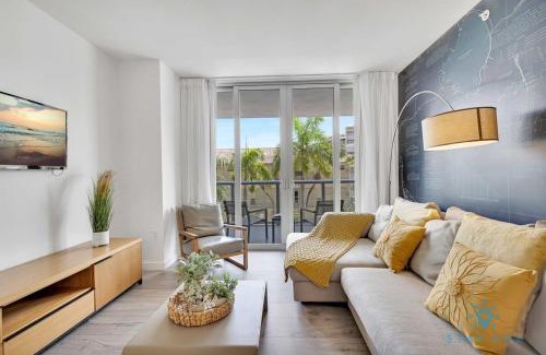 Hallandale Beach Apartment | Pool Apartment with Balcony Near Beach