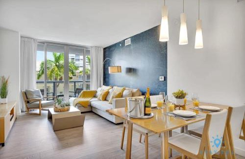 Hallandale Beach Apartment | Pool Apartment with Balcony Near Beach