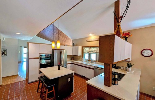 Rockford House | Pool, Arcade, Hot Tub and more @16th and Aldeen