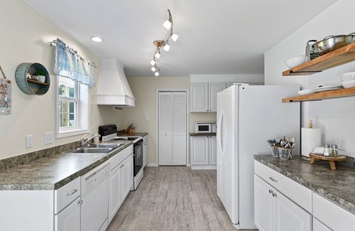Milton House | Pool Available through 9/28! Cozy Beach Vibes - Steps from Fall Fun