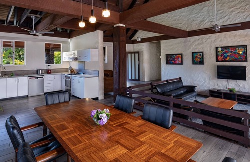 Pacific Harbour Villa | Pool, backyard retreat, free WIFI, walking distance to the beach & restaurant