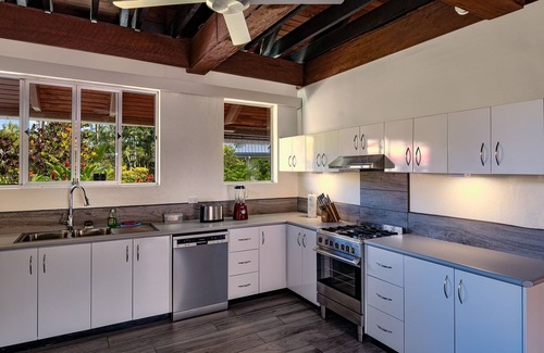 Pacific Harbour Villa | Pool, backyard retreat, free WIFI, walking distance to the beach & restaurant