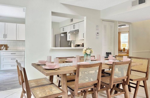 Jupiter House | Pool BBQ Amazing Location Playroom Luxury Rental