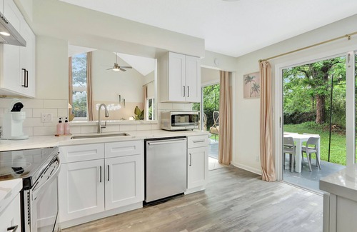 Jupiter House | Pool BBQ Amazing Location Playroom Luxury Rental