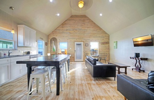 Flour Bluff House | Pool, Boat Dock, Balcony w/Bay Views | Cooper's Hawk by AvantStay