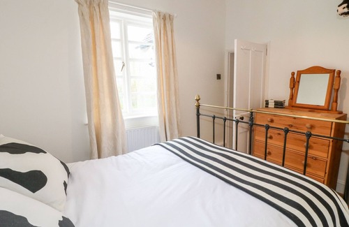 Sturton By Stow Cottage | POOL COTTAGE, pet friendly, character holiday cottage in Saxilby
