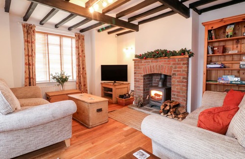 Sturton By Stow Cottage | POOL COTTAGE, pet friendly, character holiday cottage in Saxilby