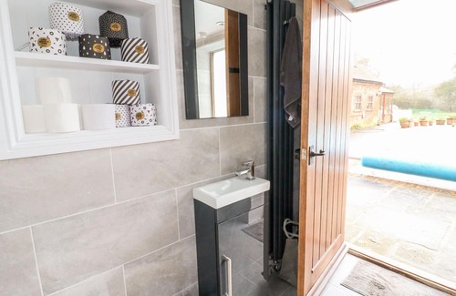 Sturton By Stow Cottage | POOL COTTAGE, pet friendly, character holiday cottage in Saxilby