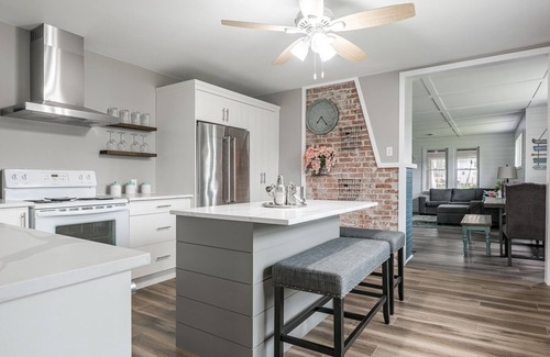 Waverly Beach House | * Pool Escape ~ Close to Waverly Beach & Trails