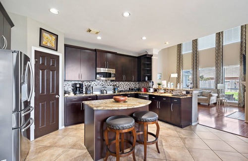 Barker House | Pool Escape | Games | Wi-Fi | BBQ Yard | Sleep 16