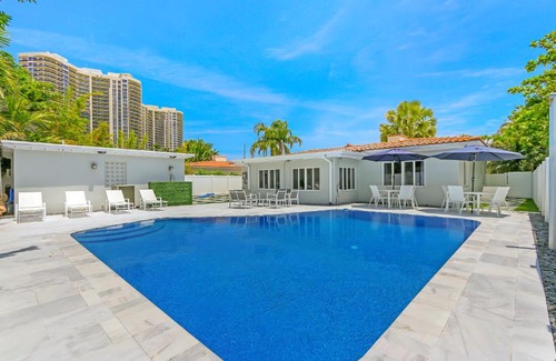 Lauderdale Beach House | Pool, game room, near beach