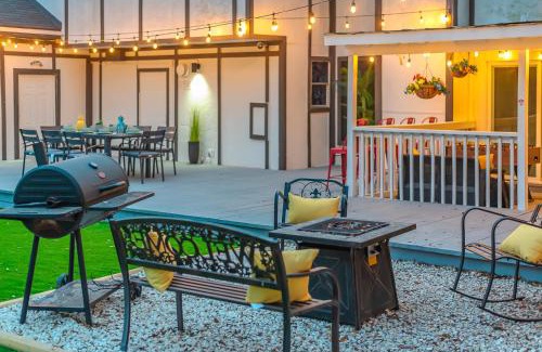 Wetmore House | Pool, Gameroom & Minigolf Enchanting Texas Home