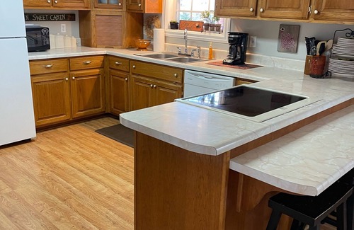 Byrdstown House | Pool/Grill, Dale Hollow Lake and nearby Sunset Marina with Mountain view