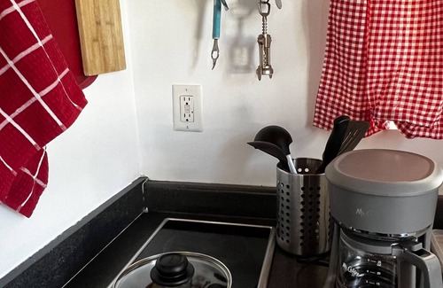 Burbank House | Pool Guesthouse near Hollywood & Studios