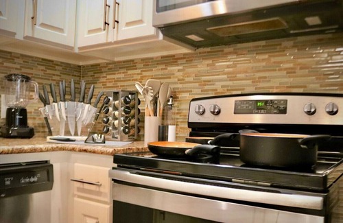 North Houston Apartment | Pool, gym, BBQ, modern apt near theHeights