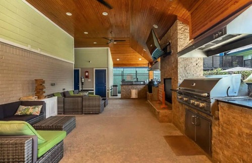 North Houston Apartment | Pool, gym, BBQ, modern apt near theHeights