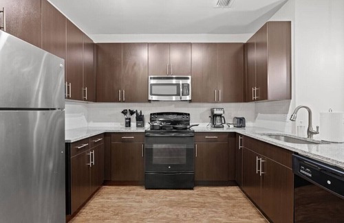 Courier City - Oscawana Apartment | Pool - Gym - FREE parking - Luxury king suite - 8