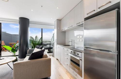 Auckland Central Business District Apartment | Pool, Gym & Modern 2BR Sky Tower View Zodiak Stays