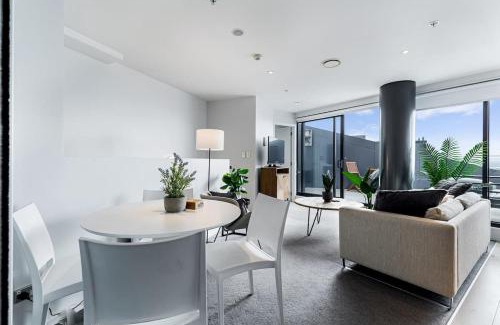 Auckland Central Business District Apartment | Pool, Gym & Modern 2BR Sky Tower View Zodiak Stays