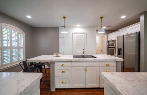 Houston House | POOL/Heated Spa Galleria sleeps 12 Griddle