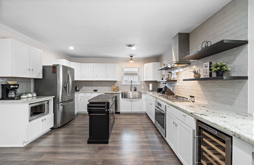 Garden Oaks House | Pool Home Nr Heights, DT | Games WiFi | BBQ Yard