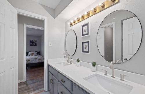 McKinney House | Pool & hot SPA & 5 bedroom 3 full bath