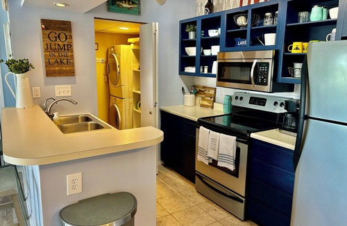 Port Clinton Condo | Pool - Hot Tub - 2 BR - First Floor - Pool View - Walk to the Jet - Erie Escape