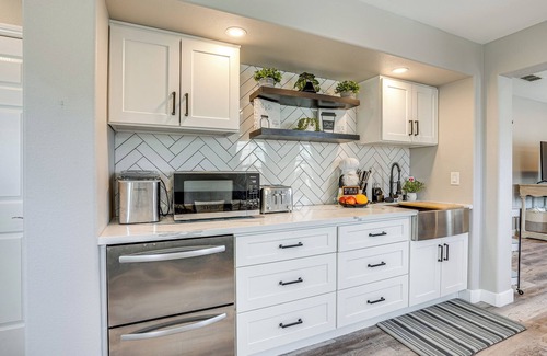Brentwood Apartment | Pool & Hot Tub Access: Brentwood Getaway!
