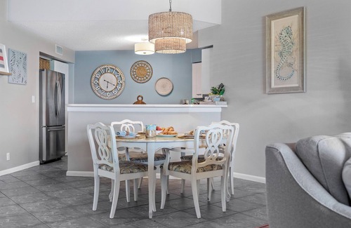 Isla del Sol Condo | Pool + Hot Tub + Beach Gear + Views. 5 Min to St. Pete Beach