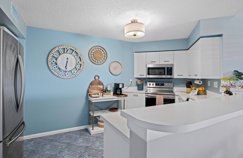 Isla del Sol Condo | Pool + Hot Tub + Beach Gear + Views. 5 Min to St. Pete Beach