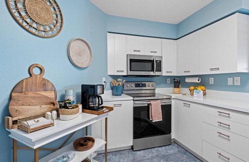 Isla del Sol Condo | Pool + Hot Tub + Beach Gear + Views. 5 Min to St. Pete Beach