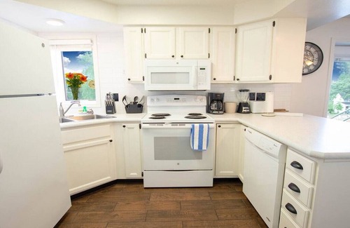 Wisconsin Dells Condo | *Pool/Hot Tub| Cozy 2 BR Condo | Waterfront | Downtown | Riverwalk Retreat
