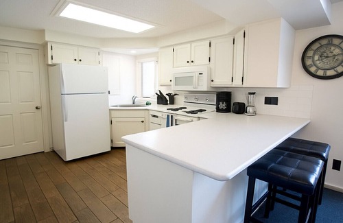 Wisconsin Dells Condo | *Pool/Hot Tub| Cozy 2 BR Condo | Waterfront | Downtown | Riverwalk Retreat
