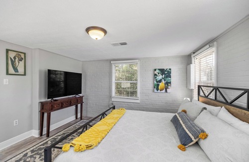 Hammond House | Pool, Hot Tub, Deck, King Bed