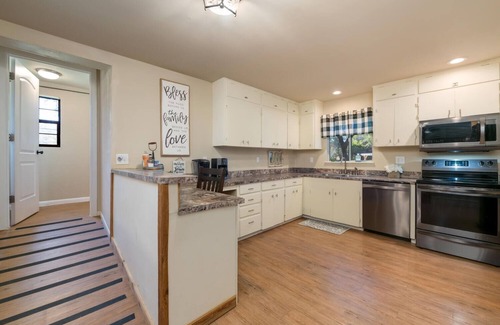Laguna Park House | Pool, Hot Tub, Fire Pit & 200 Yards to Lake