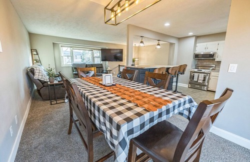 North Central Omaha House | Pool+hot tub+ grill - Don’t miss out!
