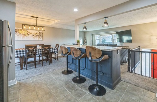 North Central Omaha House | Pool+hot tub+ grill - Don’t miss out!
