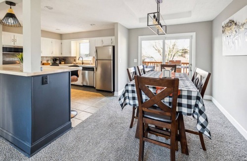 North Central Omaha House | Pool+hot tub+ grill - Don’t miss out!