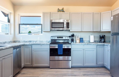 Cornville House | Pool, Hot Tub, King Bed, easy access to Sedona! @Winery Ranch by StargazerSedona