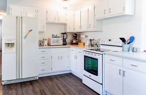Coloma House | POOL, HOT TUB, PET FRIENDLY FENCED IN YARD RETREAT CLOSE TO LAKE MICHIGAN!