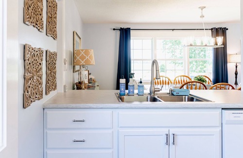 Coloma House | POOL, HOT TUB, PET FRIENDLY FENCED IN YARD RETREAT CLOSE TO LAKE MICHIGAN!