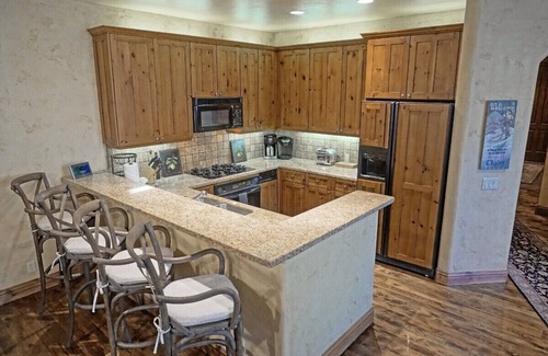 Edwards Condo | Pool/Hot Tub! Private Deck w/Firepit & Gas Grill - Walk to Slopeside Dining