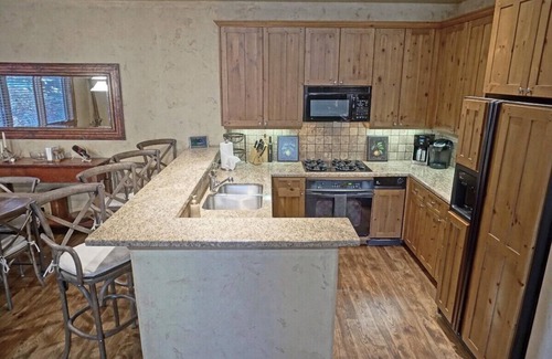 Edwards Condo | Pool/Hot Tub! Private Deck w/Firepit & Gas Grill - Walk to Slopeside Dining