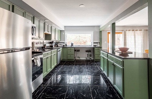 East Stroudsburg House | Pool | HOT TUB | Sauna | Steam Room | 5k SQFT Man