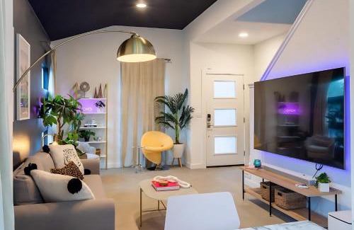 Govalle House | Pool Hot Tub School Bus - Downtown 5 min drive