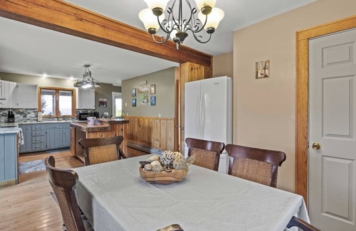 Valois House | Pool | Hot Tub | Seneca Wine Trail | FLX Wineries