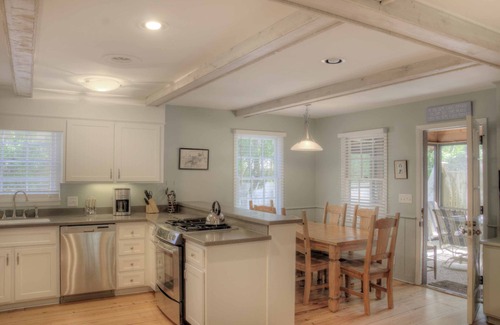 East Beach Cottage | POOL, HOT TUB, OUTSIDE BATH SHOWER, SHORT WALK /BIKE TO BEACH