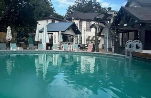 Edmond House | POOL & HOT TUBn5bed/3.5bath @ Czarnik Land
