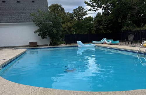Simpsonville House | Pool. HotTub. Bourbon Trail. Churchill Downs. Keeneland. Outlet Mall. KY Derby.