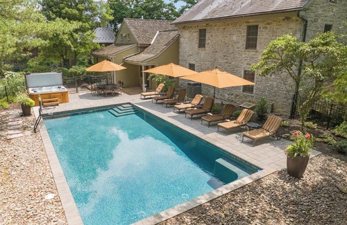 Mount Joy House | Pool HotTub Pickleball Golf Arcade Firepit Fishing